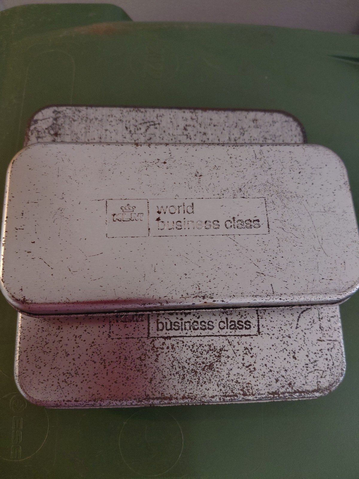 2x KLM World Business Class blikken doosjes, Verzamelen, Blikken, Ophalen, Gebruikt, Overige, Overige merken