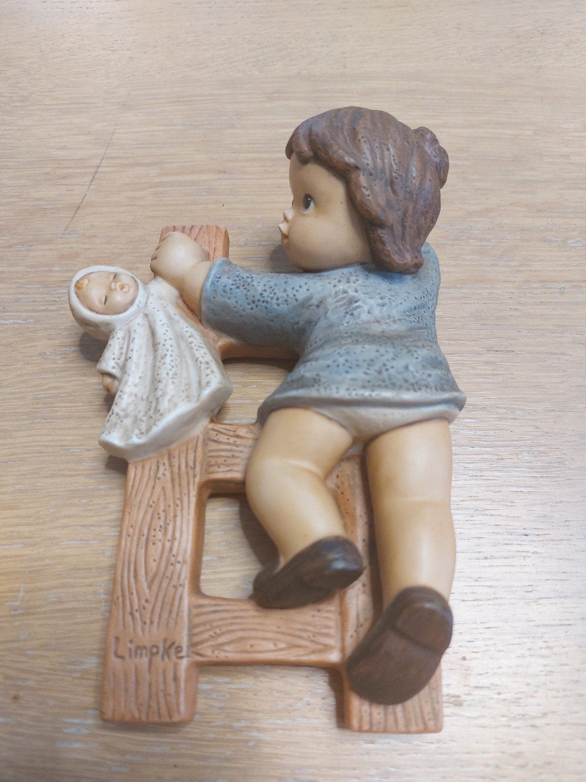 Nina Marco beeldje: meisje met baby op ladder (Limpke), Ophalen of Verzenden, Gebruikt, Mens