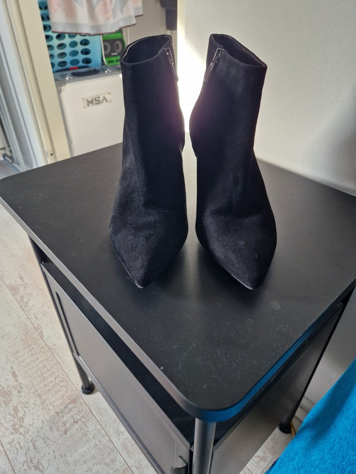 Zwarte suède enkellaarsjes met 6 cm hak, maat 41, Kleding | Dames, Schoenen, Ophalen of Verzenden, Zo goed als nieuw, Zwart, Lage of Enkellaarzen