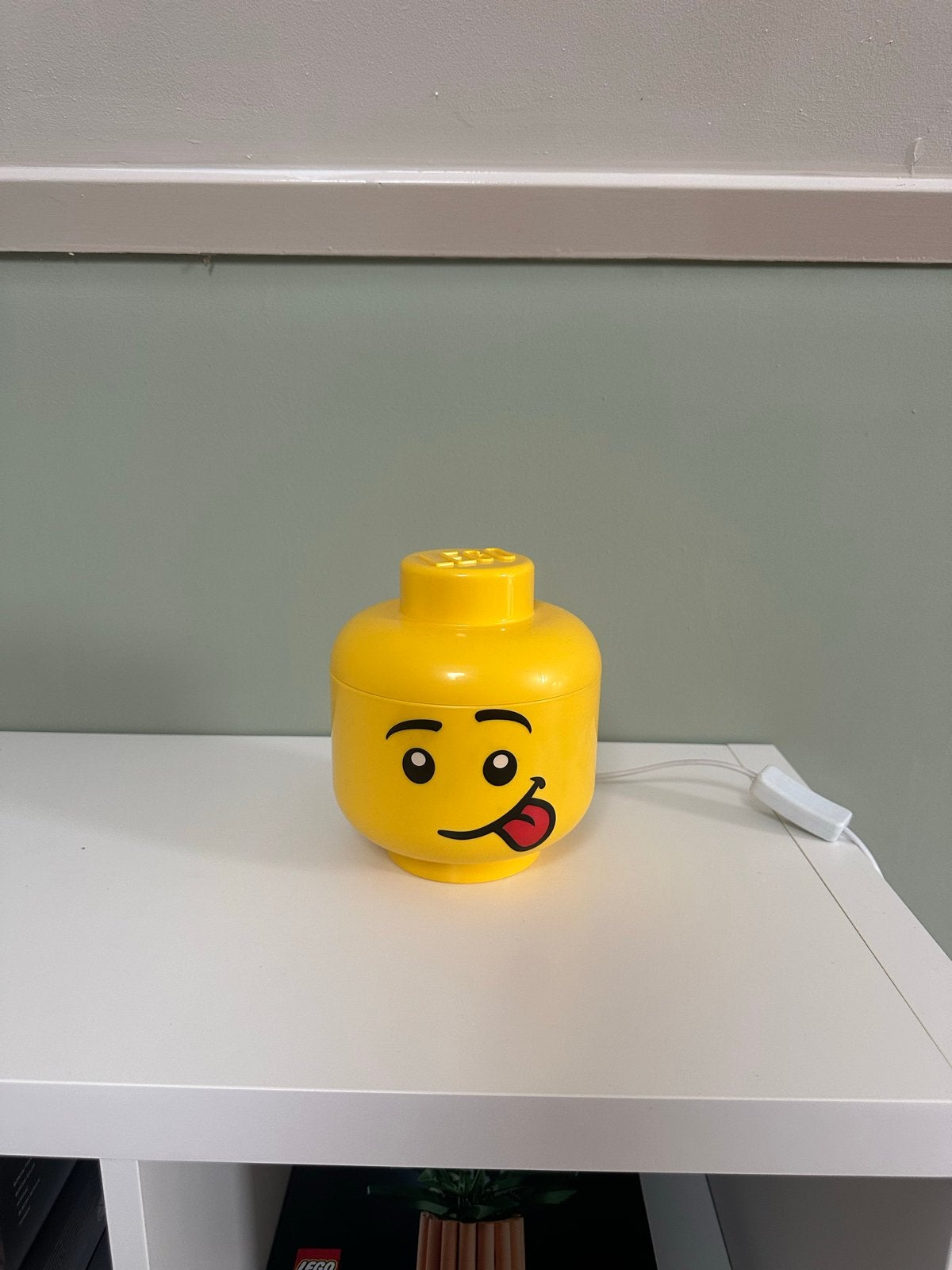 Leuke Lego lamp - Gele tafellamp met gezichtje, Huis en Inrichting, Kunststof, Overige merken, Kinderlamp, Ophalen of Verzenden
