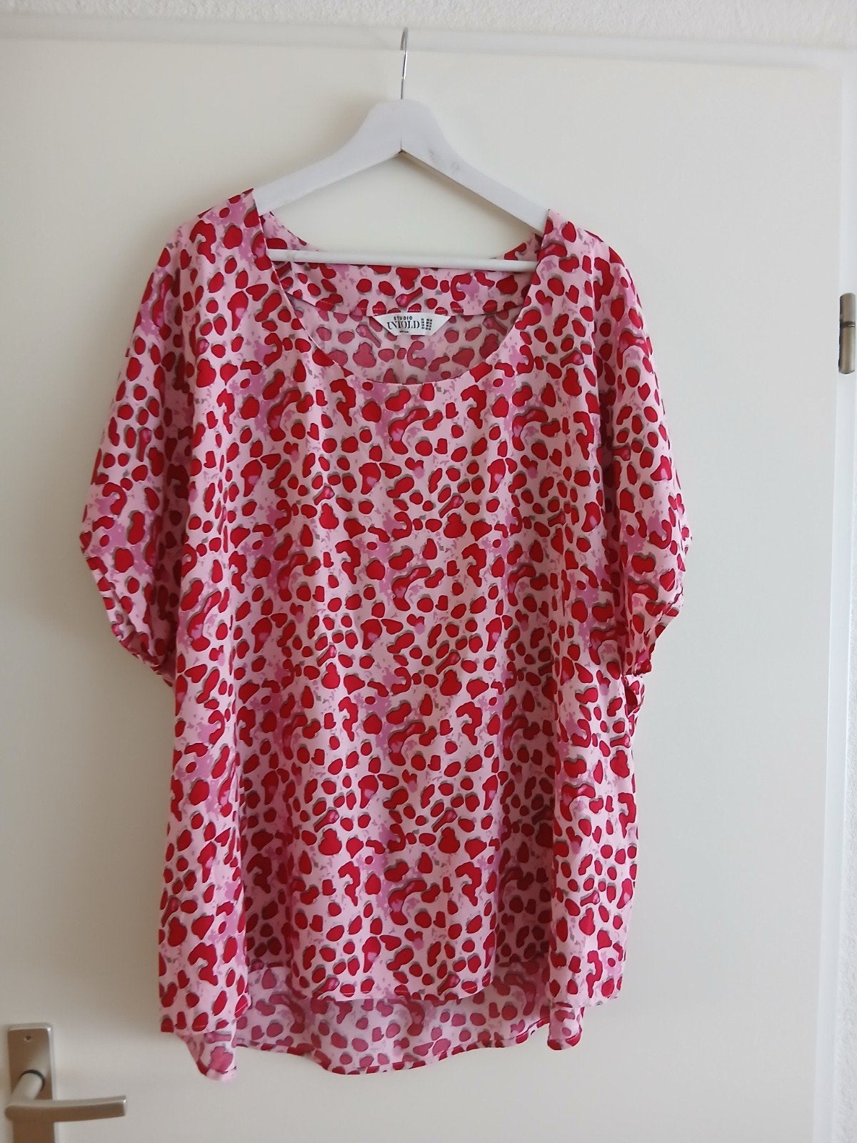Stijlvolle nieuwe roze blouse van Studio Untold. Maat 46/48., Verzenden, Blouse of Tuniek, Nieuw, Studio Untold
