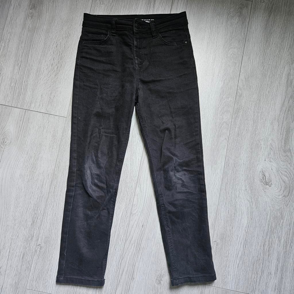 Opruiming: Zwarte straight fit jeans denim co. maat 134, Kinderen en Baby's, Kinderkleding | Maat 134, Ophalen of Verzenden, Broek