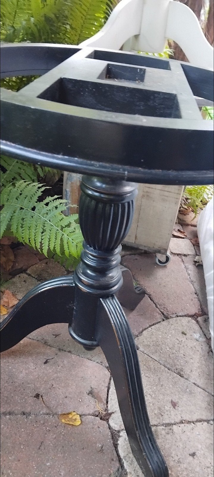 Zwarte houten tafel met sierlijke poot, Ophalen of Verzenden
