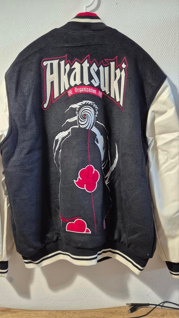 Naruto Shippuden Akatsuki Varsity Jacket - Maat M, Kleding | Heren, Ophalen of Verzenden, Nieuw, Zwart, Neptun