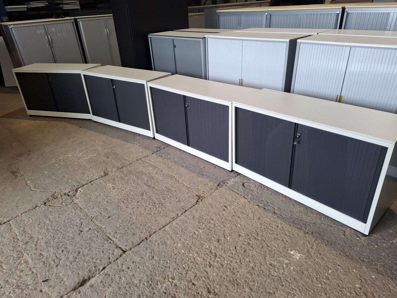 Nieuw binnen; voorraad stevige metalen Ahrend roldeurkasten, Ophalen, Gebruikt, 100 tot 150 cm, Metalen roldeurkasten