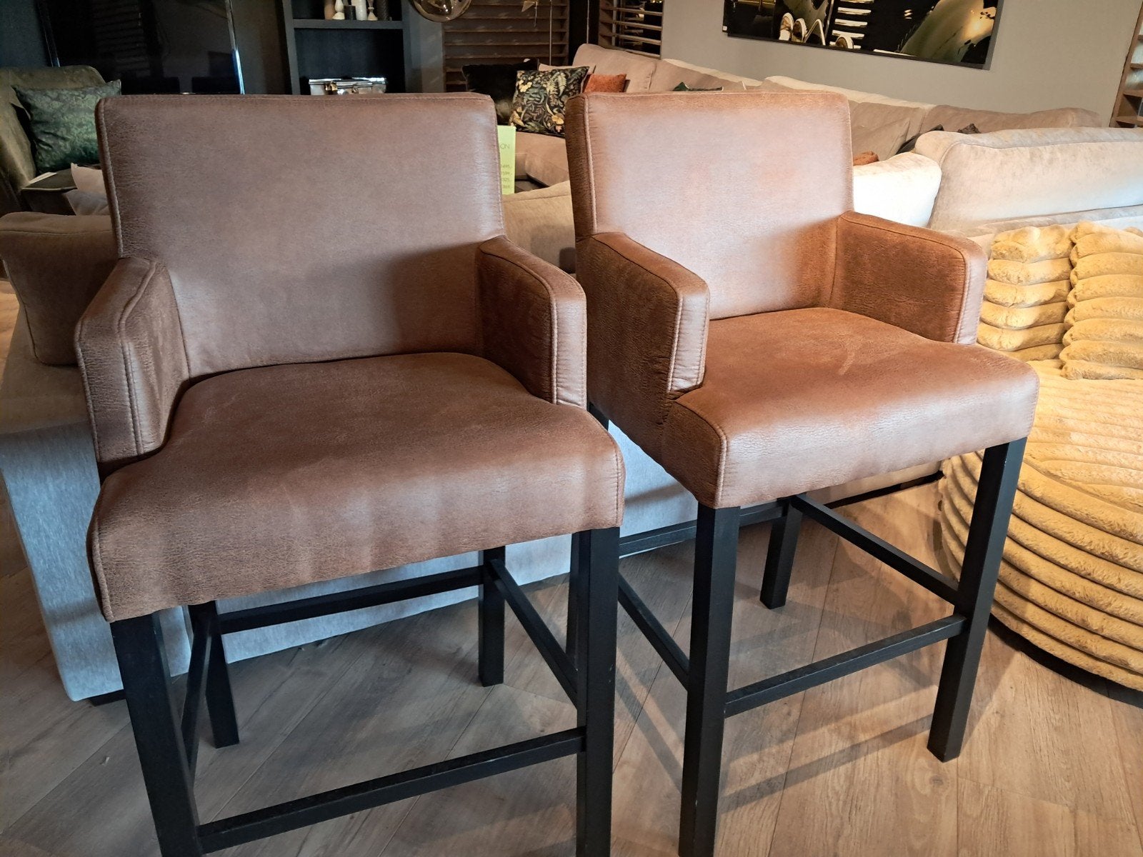 2x Barstoel met leuning, lederlook, 105x50x60 cm, Huis en Inrichting, Barkrukken, Ophalen