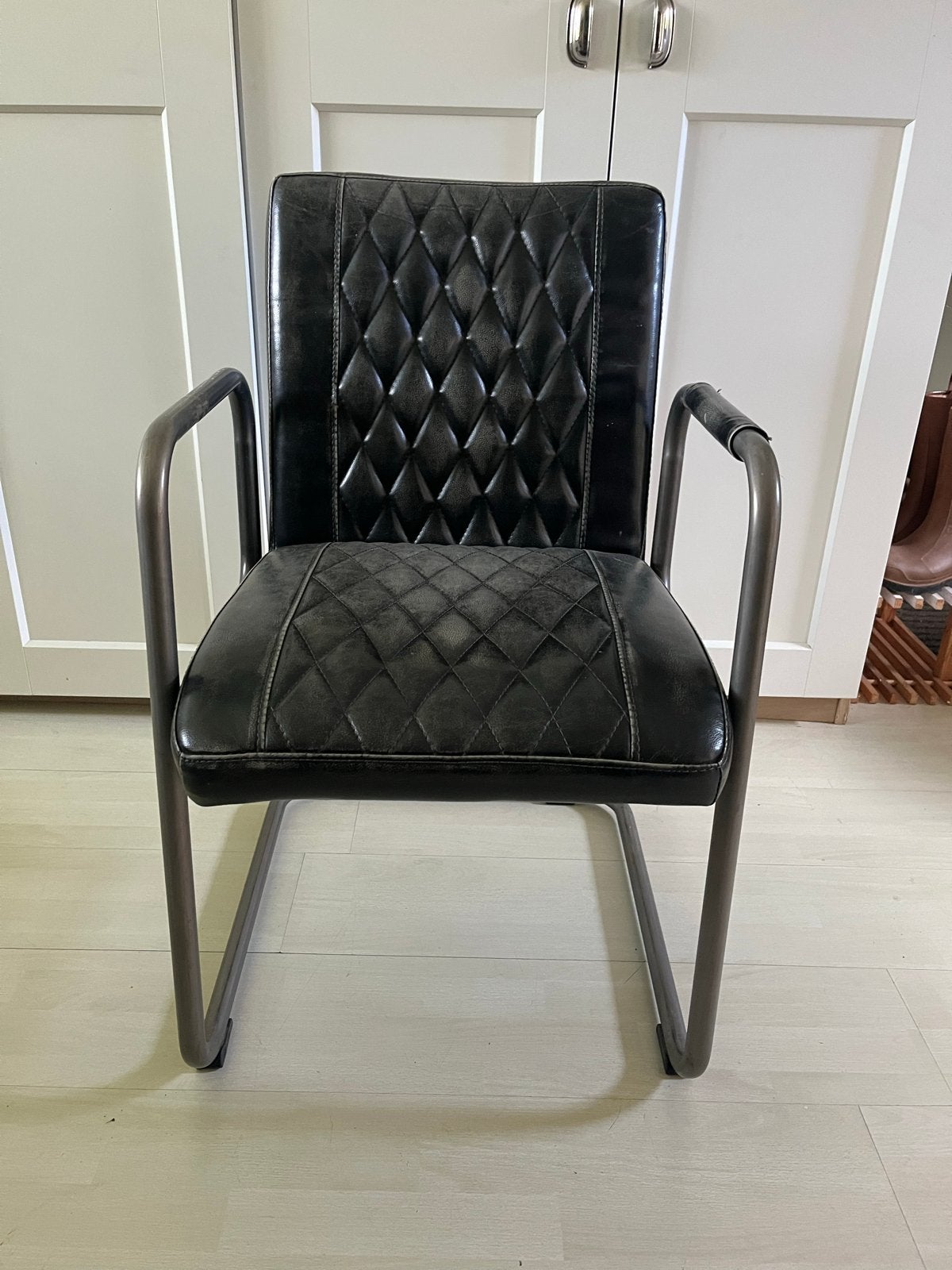 2 Grijze eetkamerstoelen met armleuningen, Huis en Inrichting, Ophalen, Gebruikt, Twee, Leer