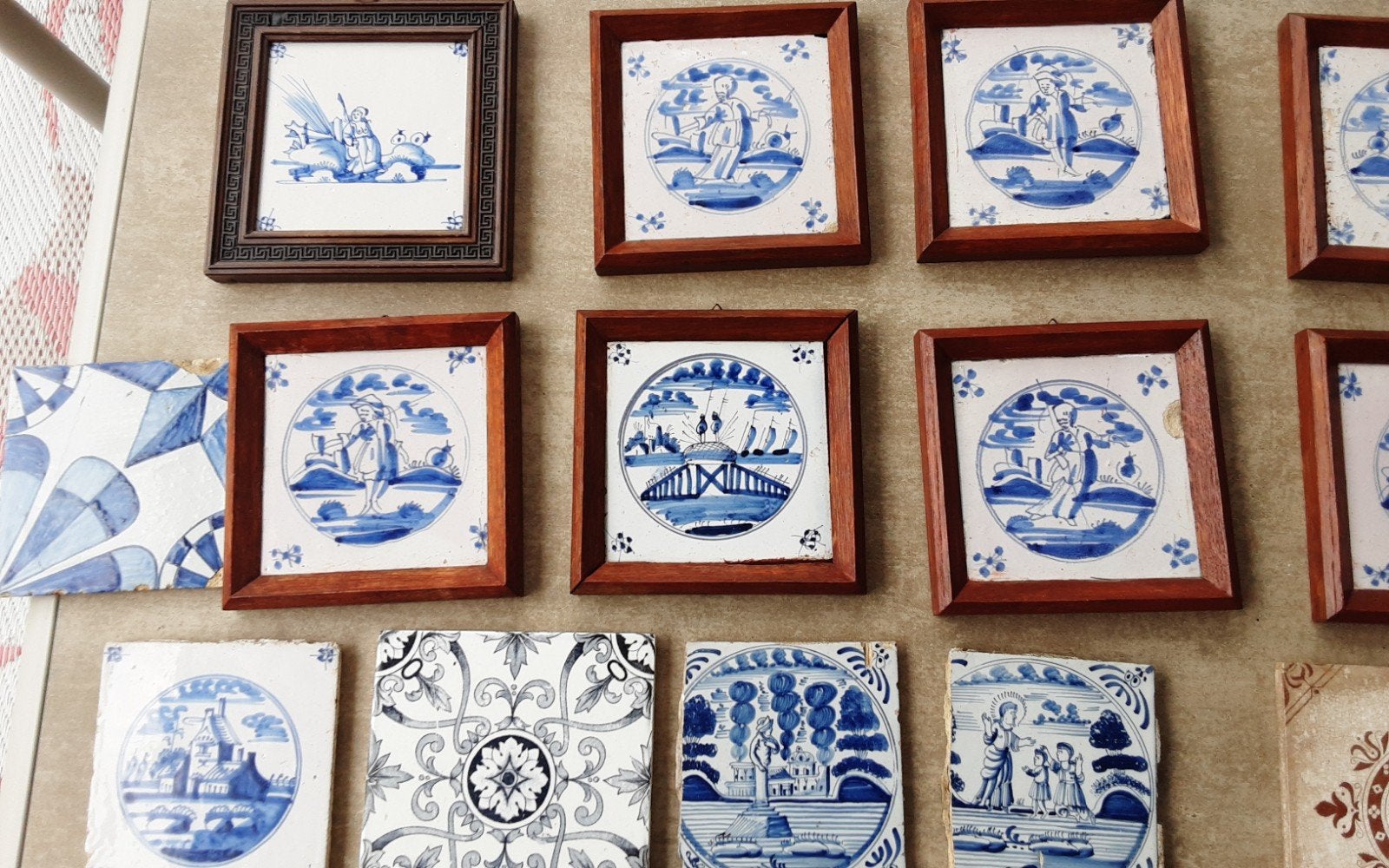 20 Antieke Delfts Blauwe Tegels, veelal ingelijst, Ophalen of Verzenden
