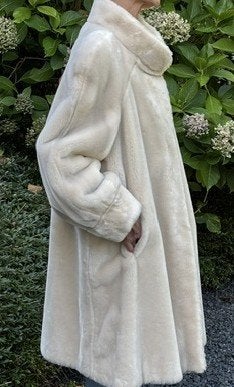 Mooie, met plooien wijd vallende faux fur crème jas - L, Ophalen of Verzenden, Nieuw, Zwart
