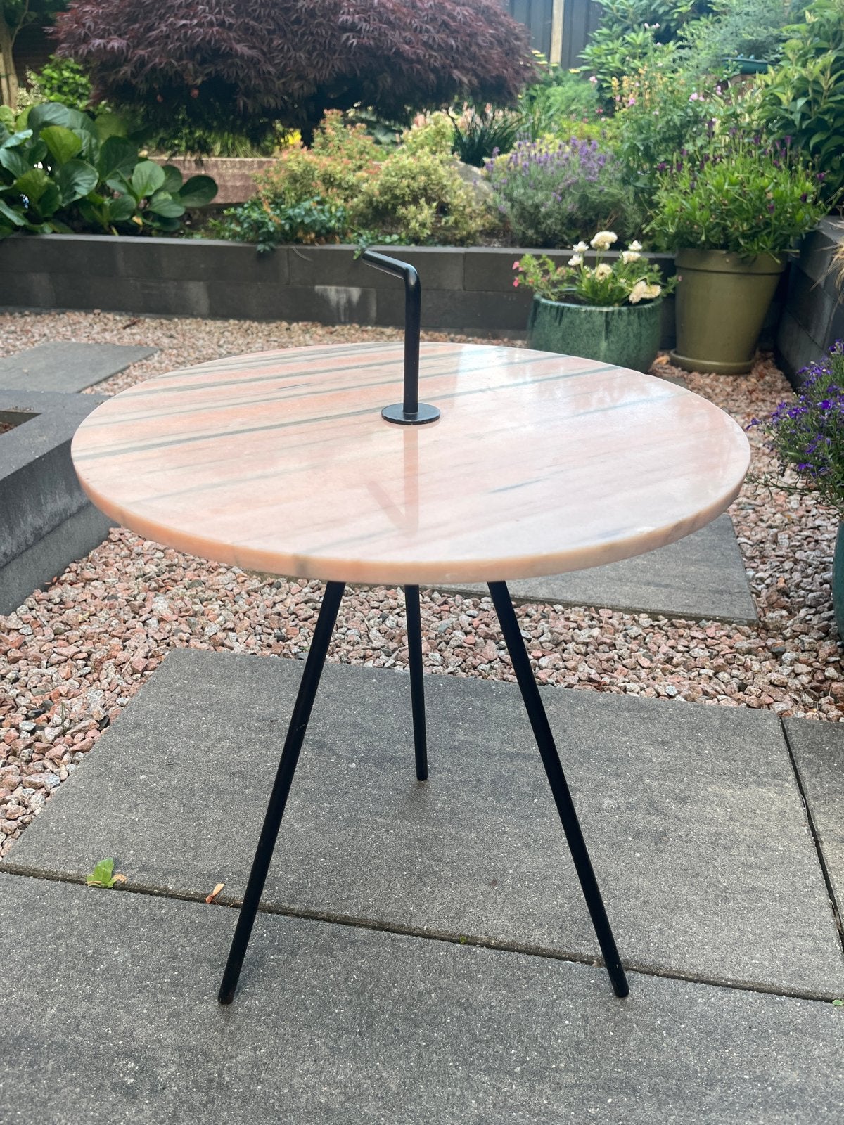 Vintage marmeren bijzettafel met zwart metalen onderstel, Overige materialen, Minder dan 55 cm, Rond, Zo goed als nieuw