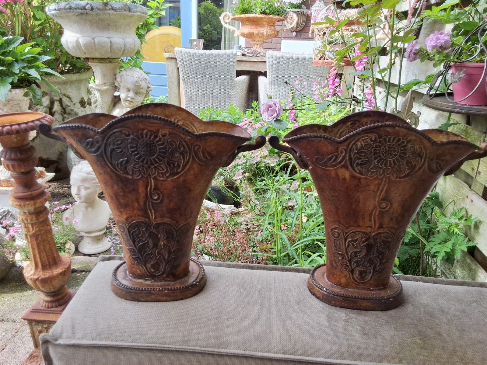 Vintage zonnebloem vaas set reliëf metaal frankrijk, Ophalen of Verzenden