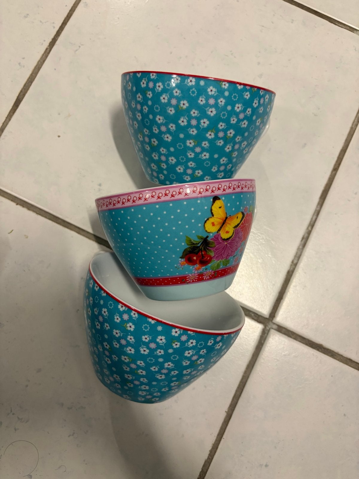 Set van 3 vrolijke kommen met bloemen en vlinder design, Ophalen, Keramiek, Zo goed als nieuw, Kom(men)