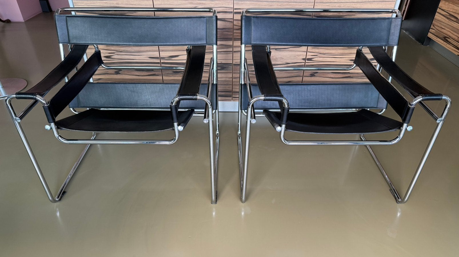 2 Wassily chairs, ontwerp Marcel Breuer, zwart leder, Ophalen, Bauhaus, design, Zo goed als nieuw, 50 tot 75 cm
