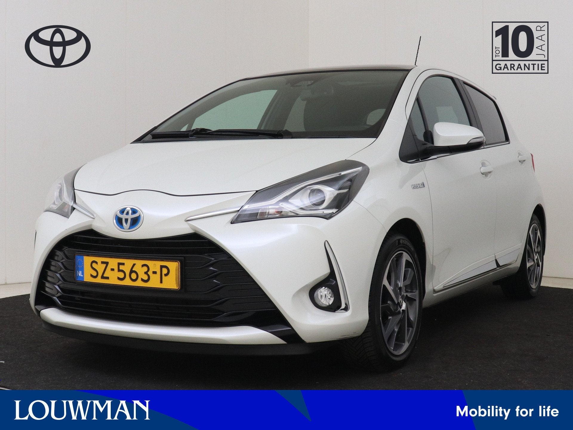 Toyota Yaris 1.5 Hybrid Premium | Dealer Onderhouden | Panor, 12 maanden, Gebruikt, 4 cilinders, Leder en Stof