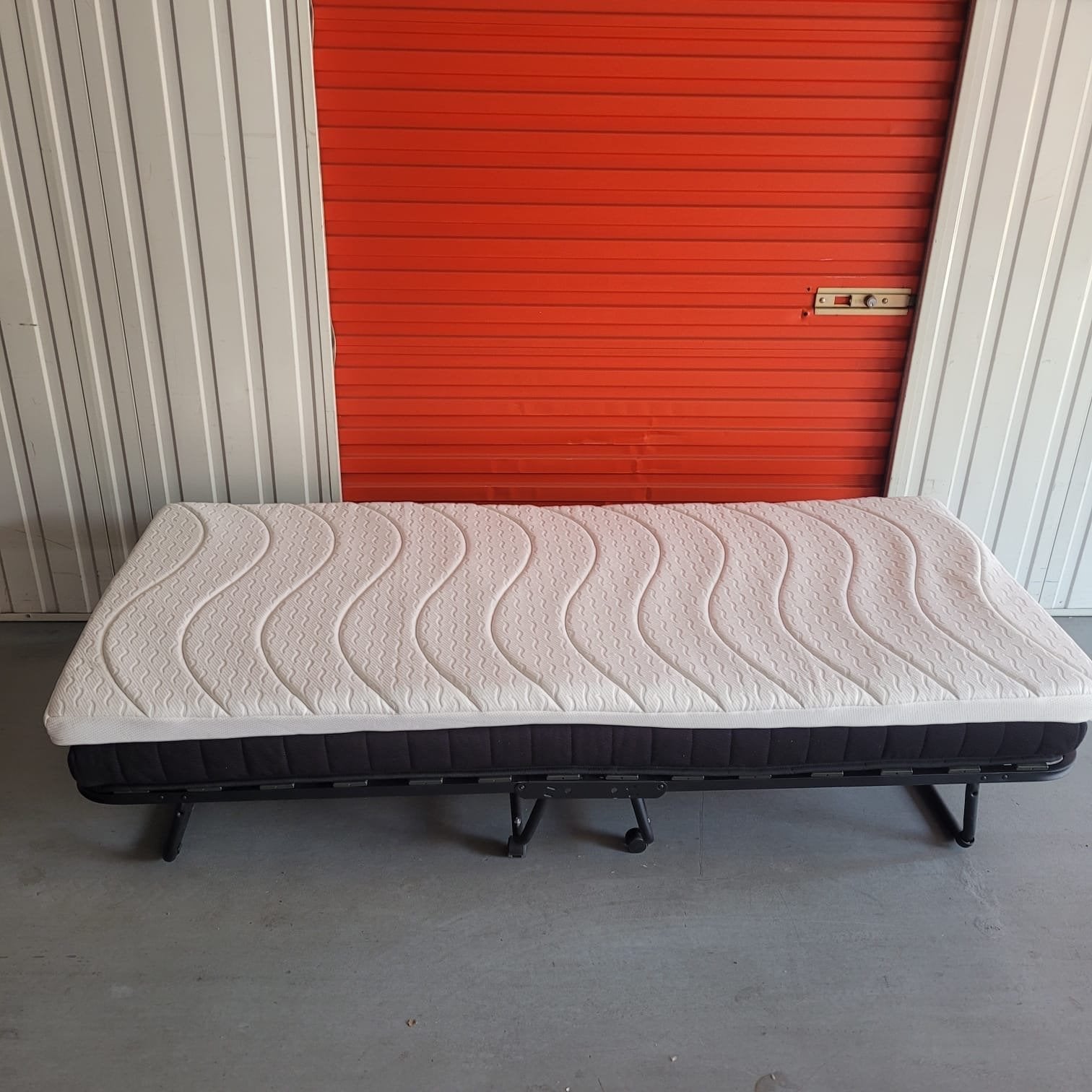 Opvouwbaar logeerbed met matras - Zo goed als nieuw, Huis en Inrichting, Verstelbaar, Eenpersoons, Zwart, Ophalen of Verzenden