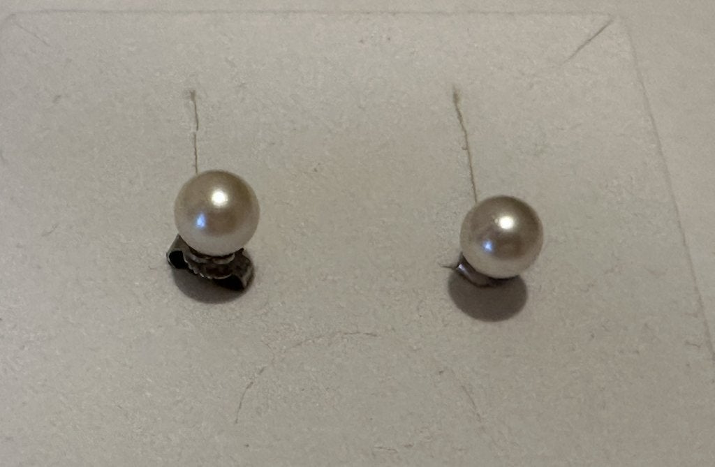 Zilverkleurige oorbellen met parel, Overige materialen, Ophalen of Verzenden, Zo goed als nieuw, Knopjes of Stekers