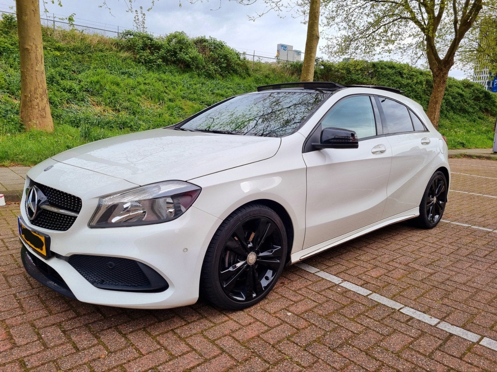 Mercedes-Benz A-Klasse 1.6 A160 2016 Wit, Auto's, Mercedes-Benz, Voorwielaandrijving, Zwart, 4 cilinders, Adaptieve lichten