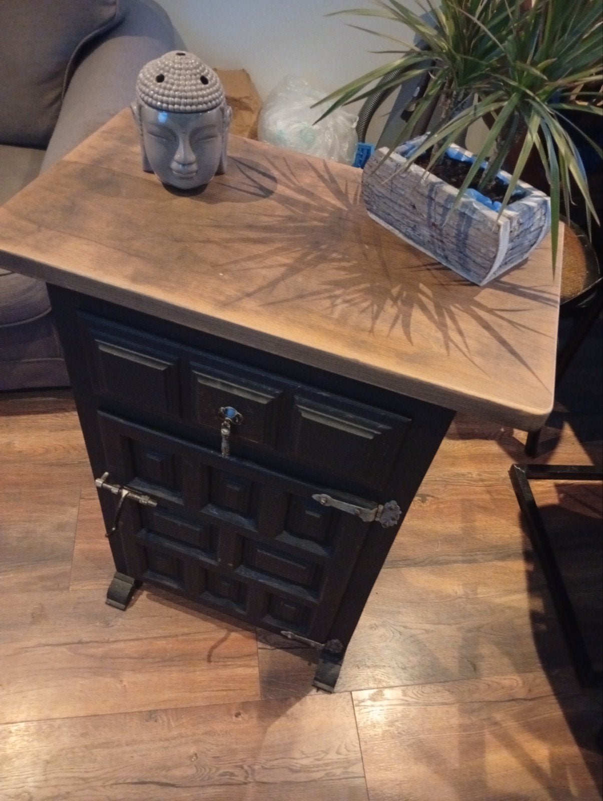 Uniek zwart houten kastje met rustieke details, Ophalen