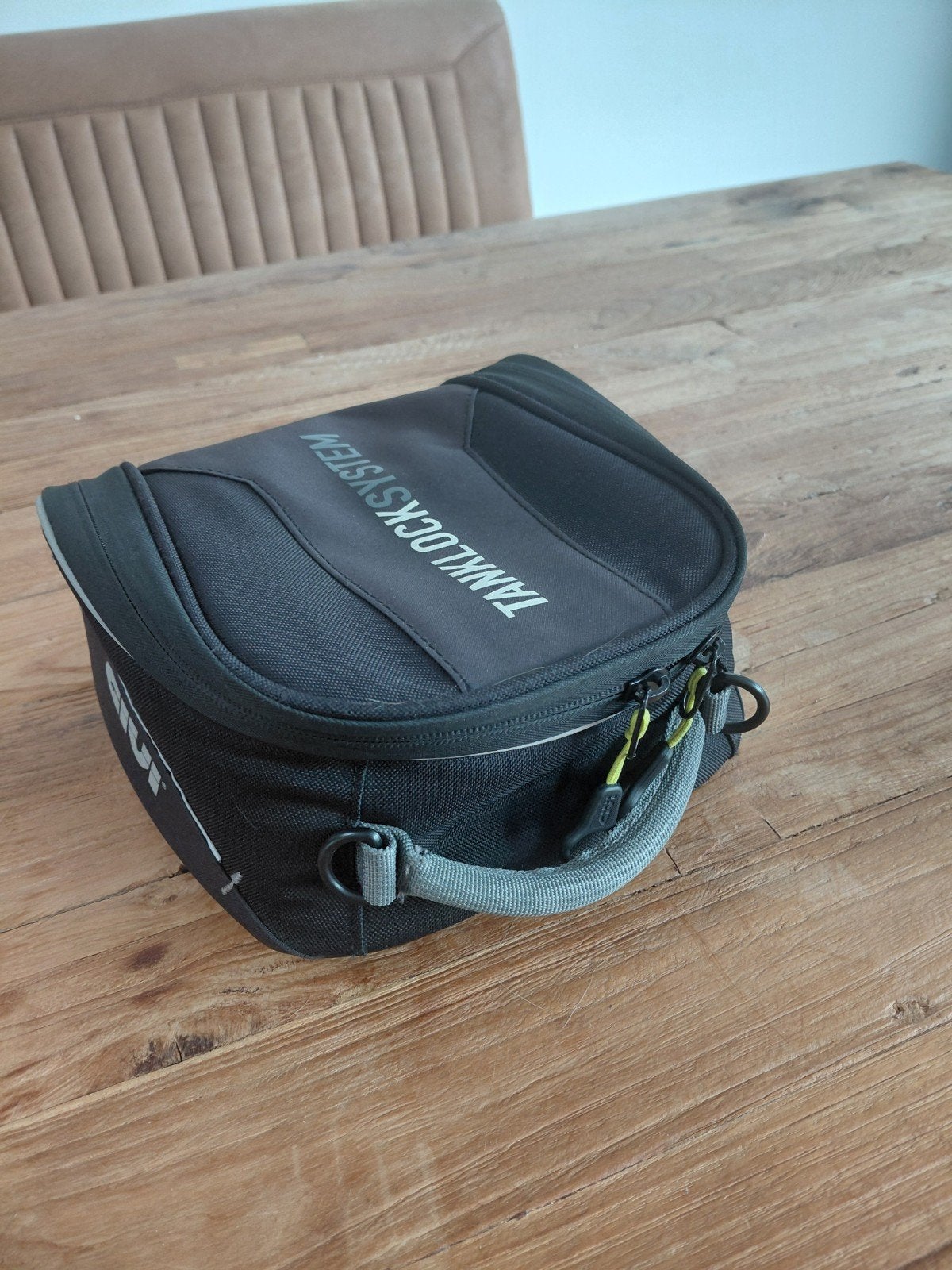 Givi tanklock tanktas, Ophalen