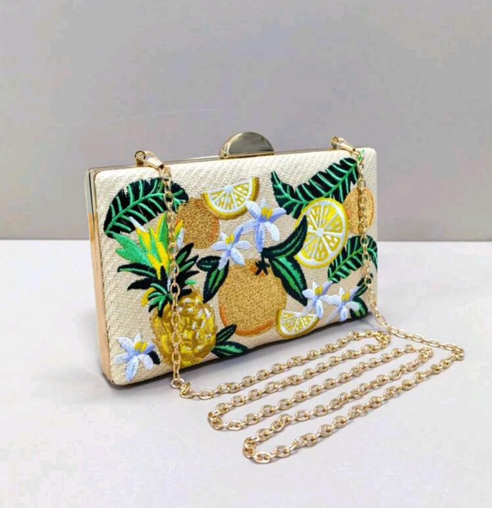 Nieuwe zomerse clutch met fruitborduurwerk, Ophalen