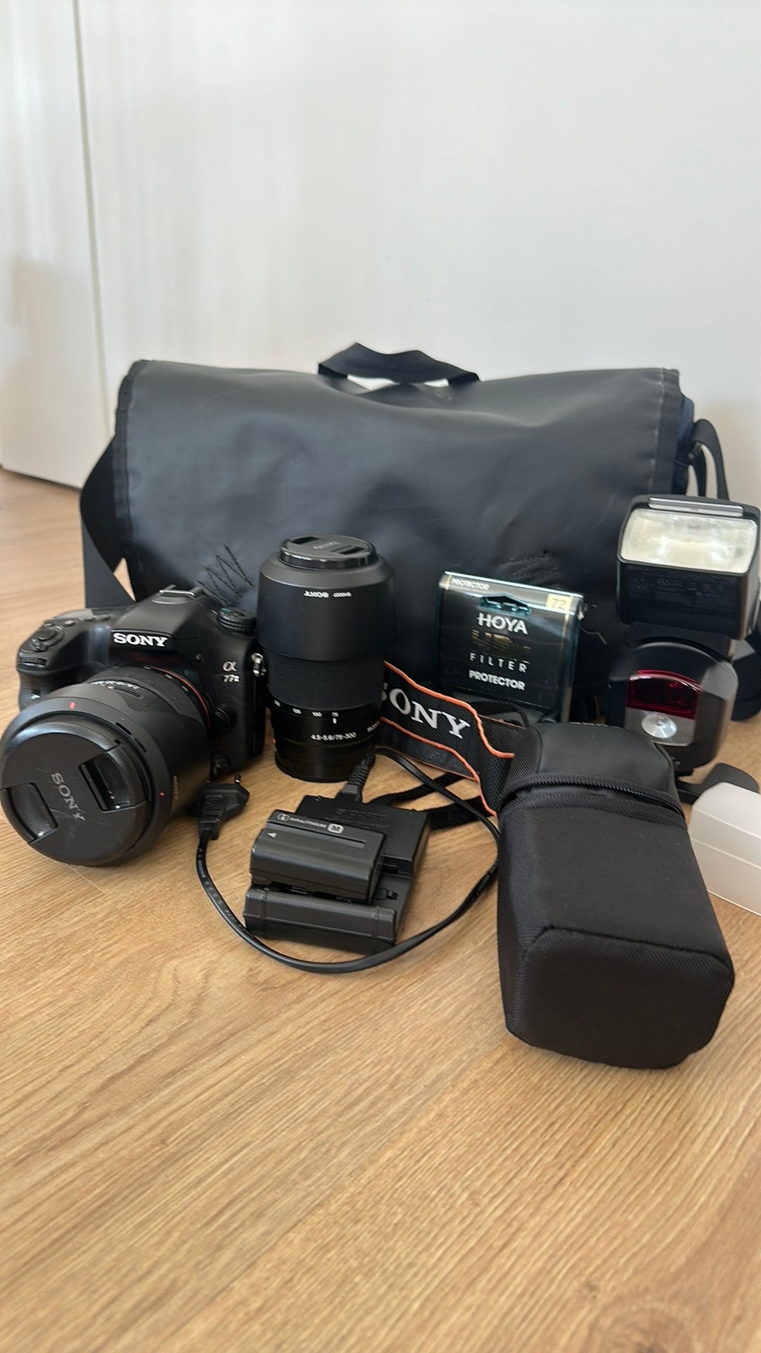 Sony A77 ii + twee lenzen + accessoires en tas, Audio, Tv en Foto, Fotocamera's Digitaal, Ophalen of Verzenden, Zo goed als nieuw