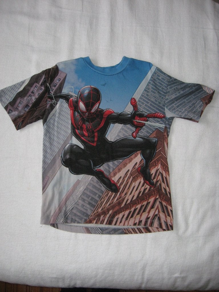 Kinder T-shirt van Marvel - Spider-man (in aktie), Kinderen en Baby's, Ophalen of Verzenden, Gebruikt, Jongen of Meisje, Shirt of Longsleeve