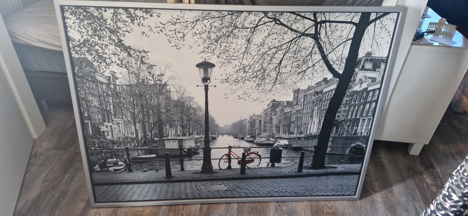 Grote zwart-wit foto Amsterdam gracht met fiets, 125 cm of meer, Ophalen of Verzenden, Zo goed als nieuw, Foto of Poster