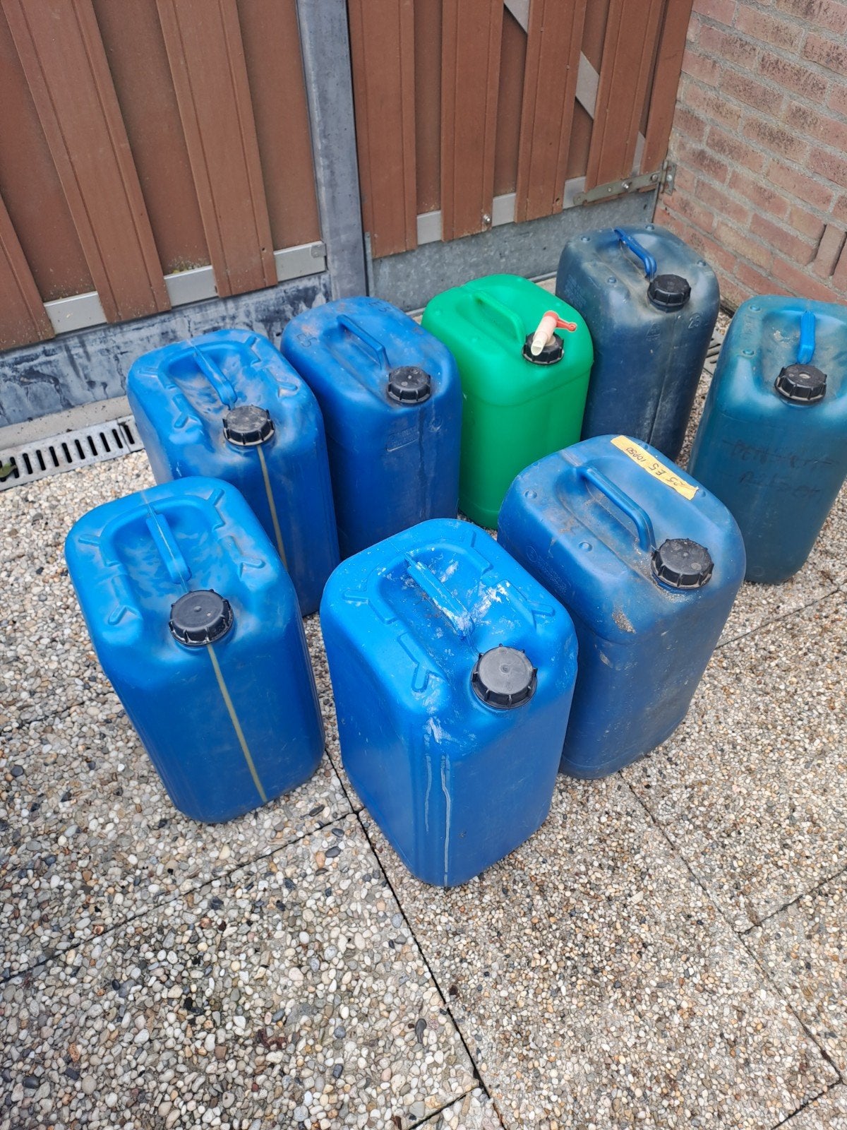 Diverse jerrycans, blauw en groen, voor vloeistoffen, Ophalen, Gebruikt