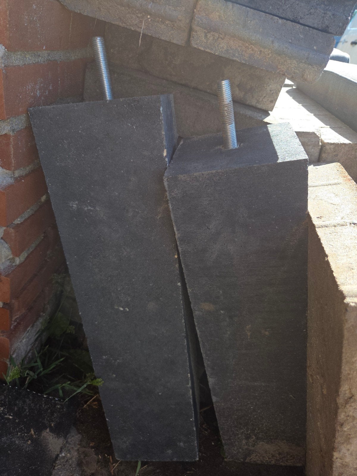 2 betonpoeren met schroefdraad - over van verbouwing, Ophalen