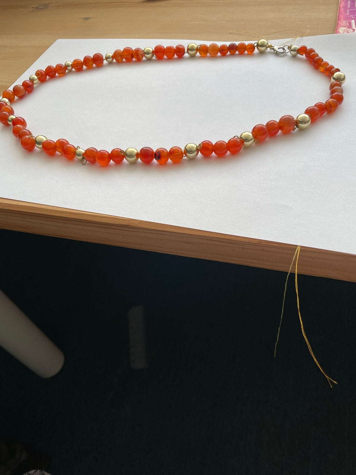 Carniol kralen ketting met gouden accenten, Ophalen of Verzenden, Nieuw, Oranje, Overige materialen