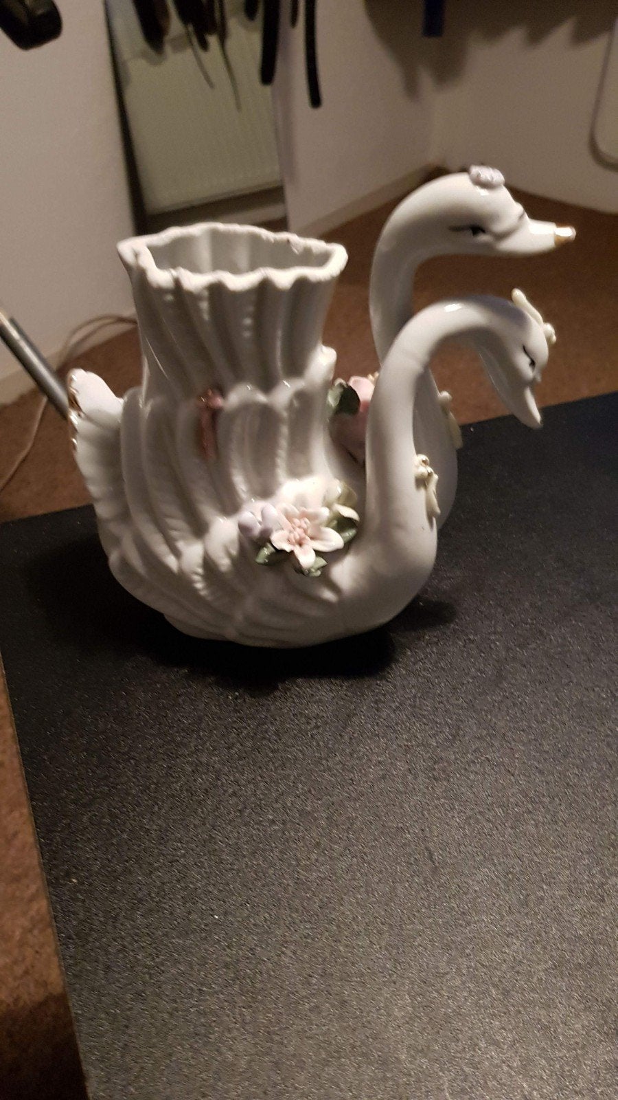 Vintage Porseleinen Zwanen Vaas met Bloemen, Antiek en Kunst, Ophalen of Verzenden
