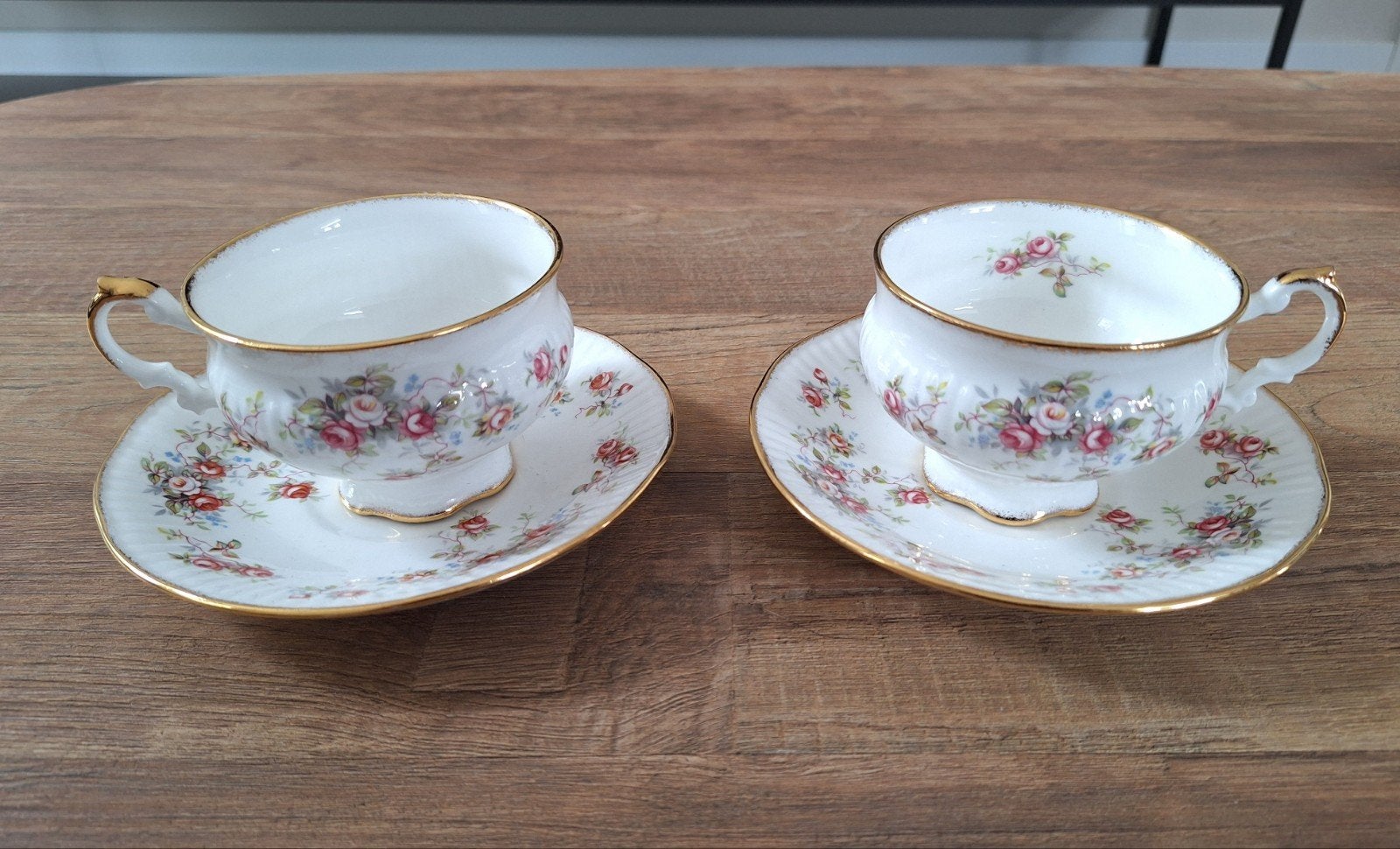 Elizabethan Rosamond the Rose China Kop en Schotel Set, Antiek en Kunst, Antiek | Servies los, Ophalen of Verzenden