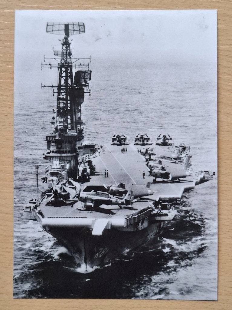 Foto marine: vliegdekschip Hr Ms Karel Doorman 1950-1960, Ophalen of Verzenden, Marine, Nederland, Foto of Poster
