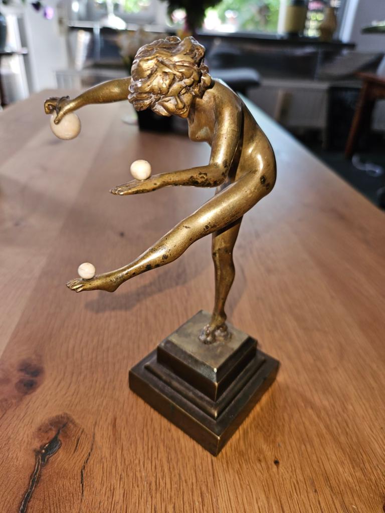 Bronzen beeld van vrouw met ballen, Art Deco stijl, Art deco, Ophalen of Verzenden, Brons, 20 - 50 cm