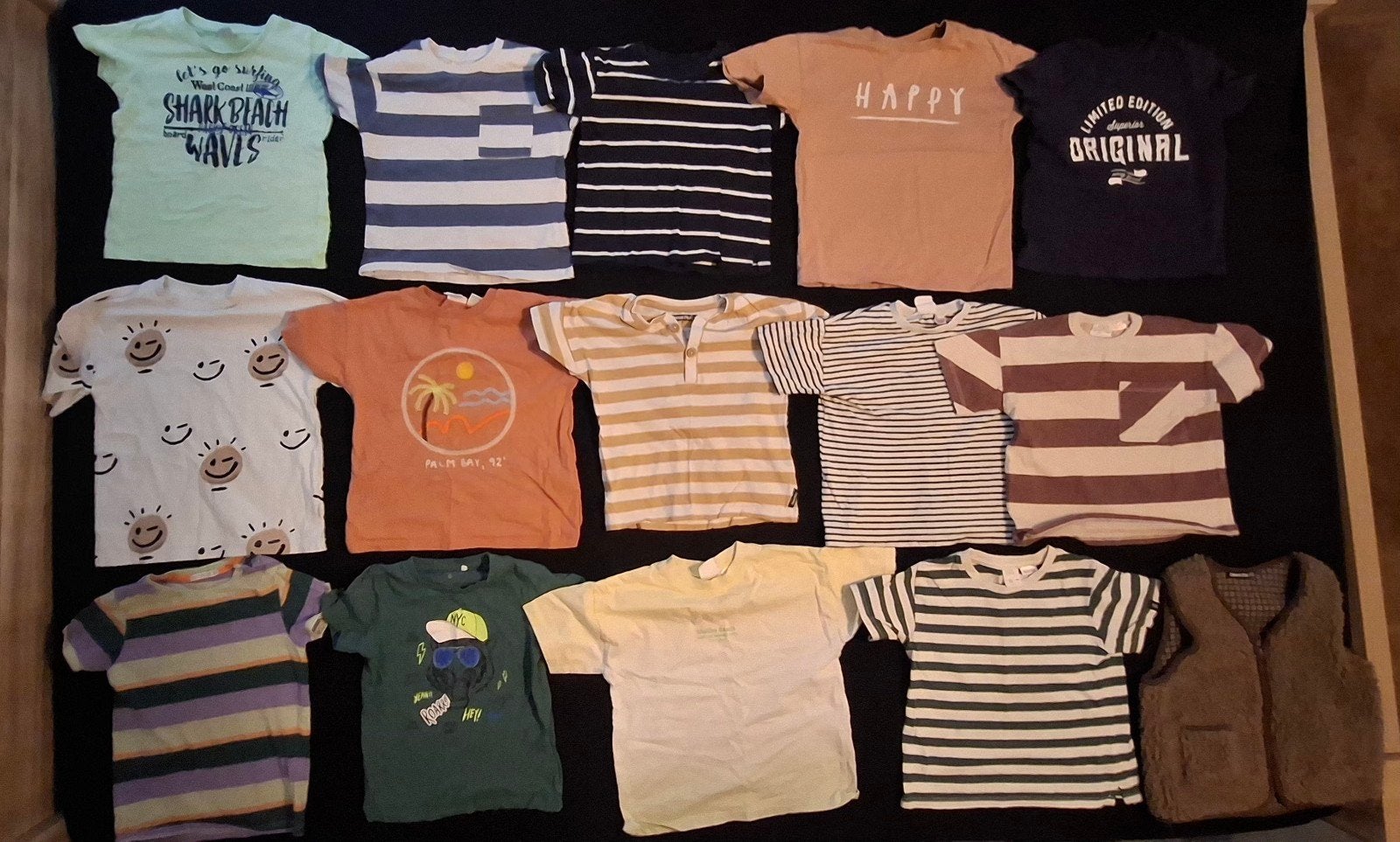 14 jongens T-shirts en bodywarmer maat 104, Ophalen, Gebruikt, Jongen