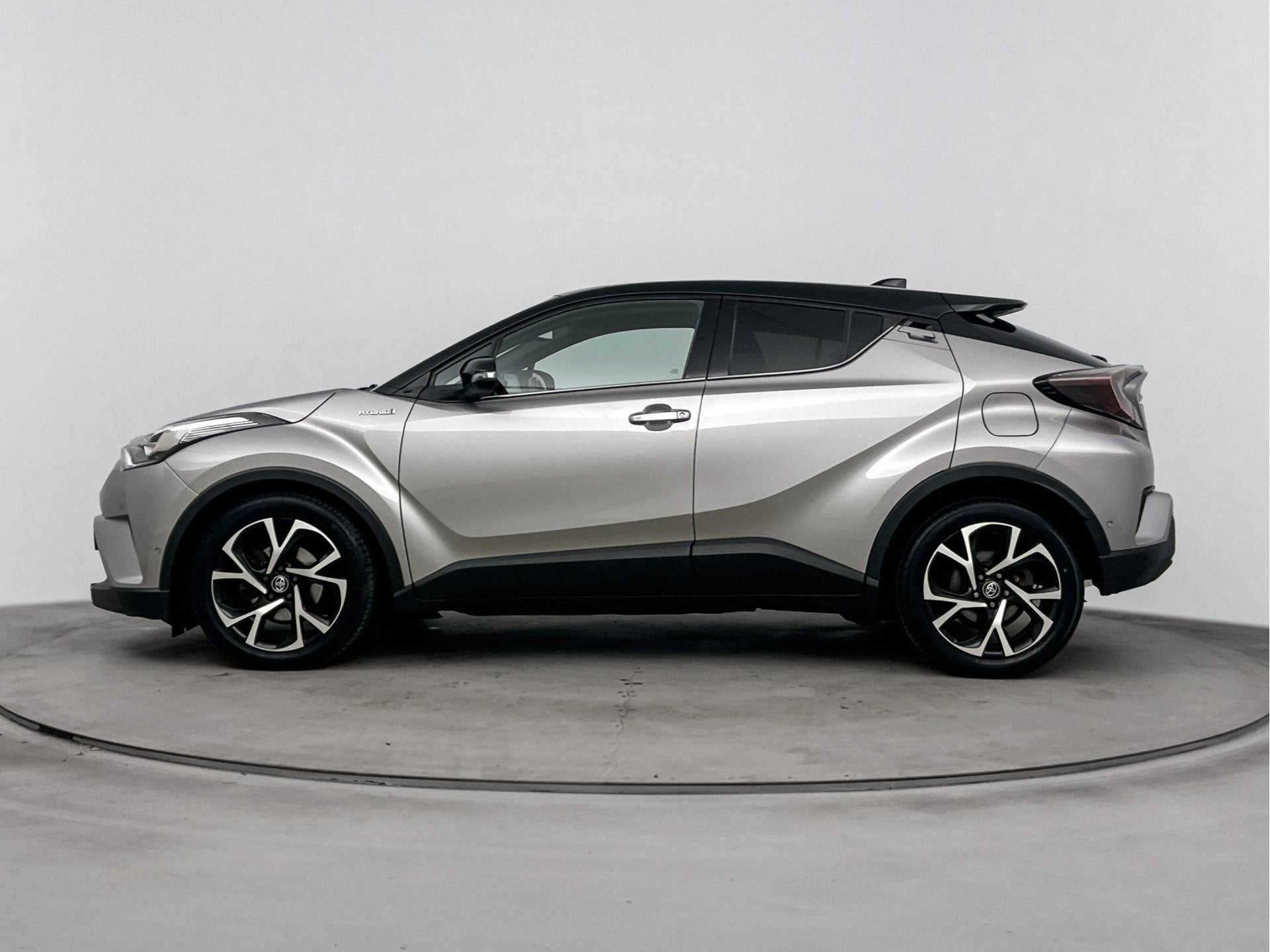 Toyota C-HR 1.8 Hybrid Bi-Tone Plus | Parkeersensoren V+A |, 12 maanden, Stof, 4 cilinders, 122 pk