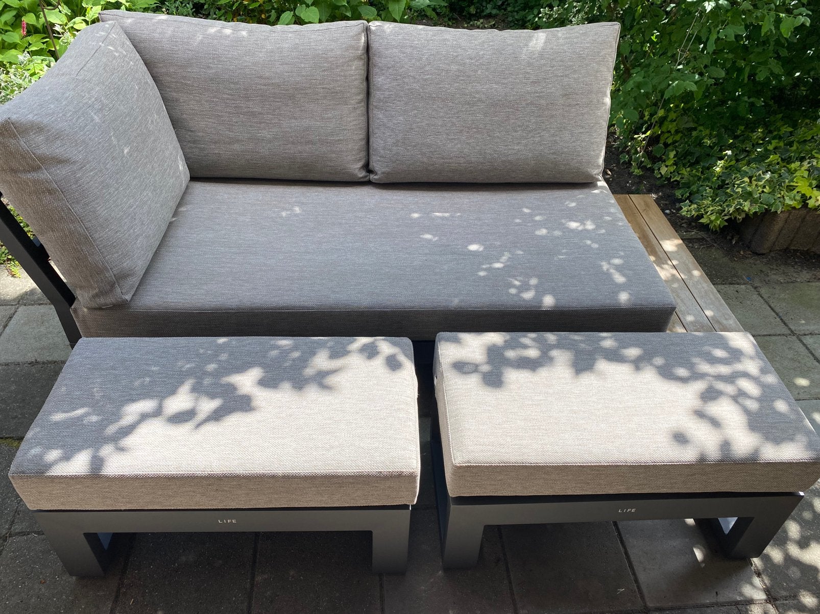 Mooie tuinbank met twee voetenbankjes/tafels van Life, Tuin en Terras, Ophalen, Zo goed als nieuw, 2 zitplaatsen