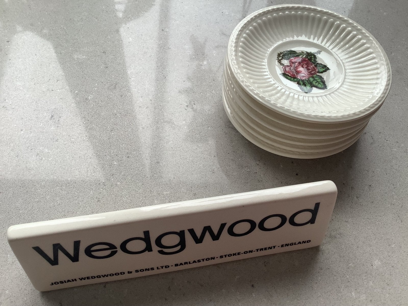 4 theetipjes/bonbonbordjes WEDGWOOD MOSS ROSE., Huis en Inrichting, Keuken | Servies, Ophalen of Verzenden, Zo goed als nieuw