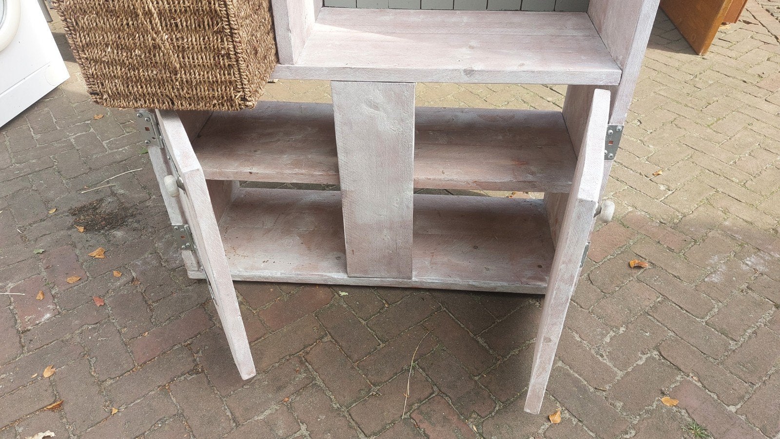 Foto 3 van Steigerhouten wandkast met manden en deurtjes