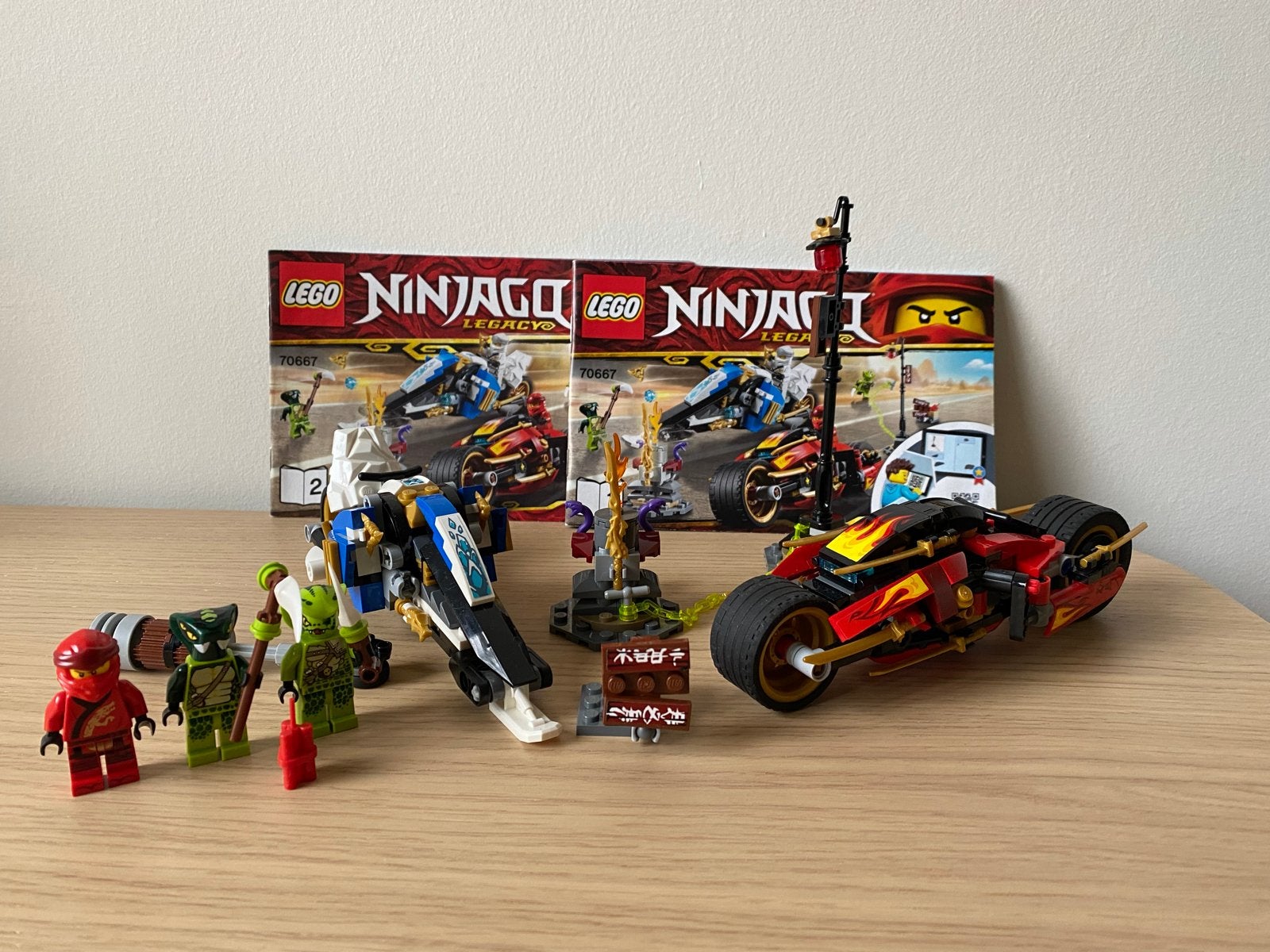 LEGO Ninjago 70667 Kai's Blade Cycle & Zane's Snowmobile, Gebruikt, Lego, Ophalen of Verzenden, Compleet