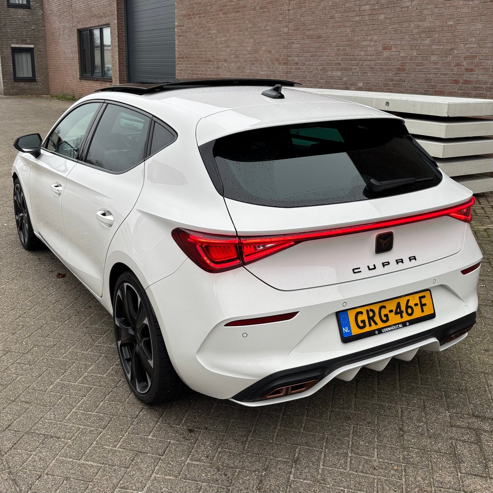 Cupra Leon 1.4 e-Hybrid 245pk VZ Black Edition | 2022 | Pano, Auto's, Cupra, 4 cilinders, Leon, Leder en Stof, Wit
