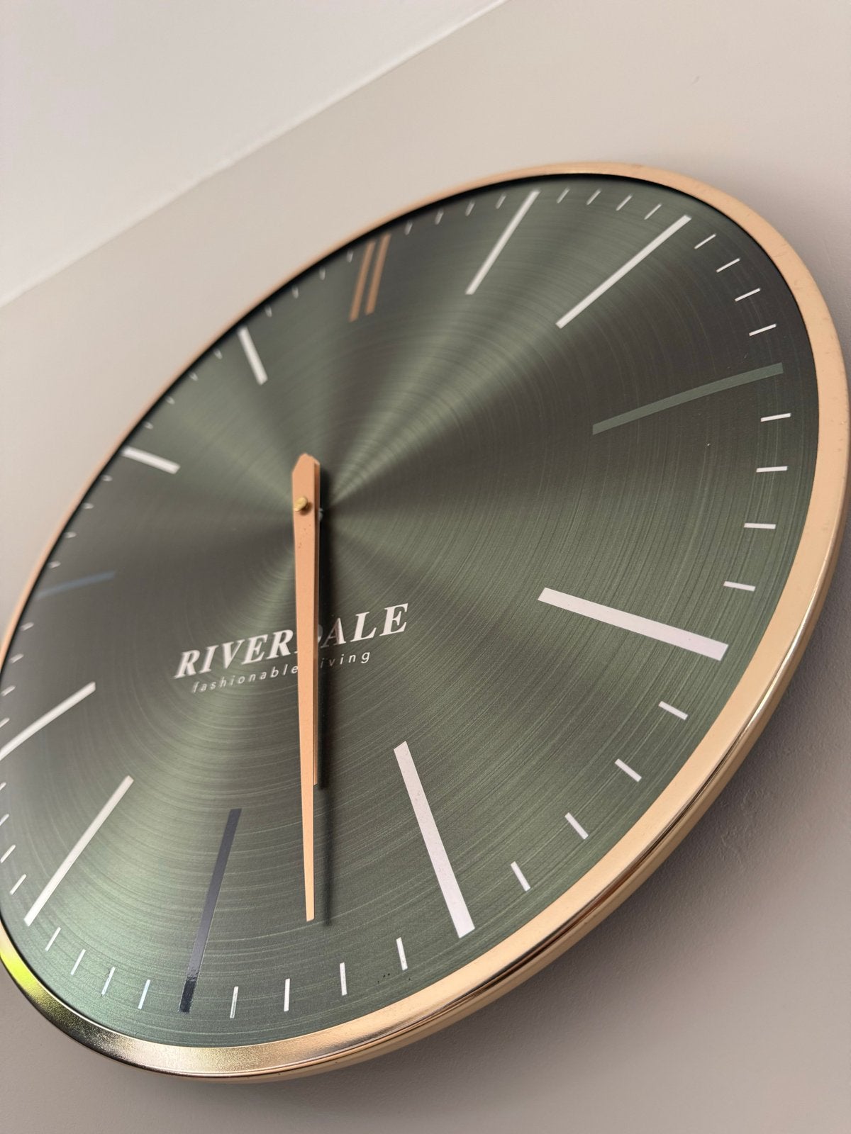 Riverdale Wandklok - Groen met Goud, Huis en Inrichting, Woonaccessoires | Klokken, Ophalen, Zo goed als nieuw, Analoog, Wandklok