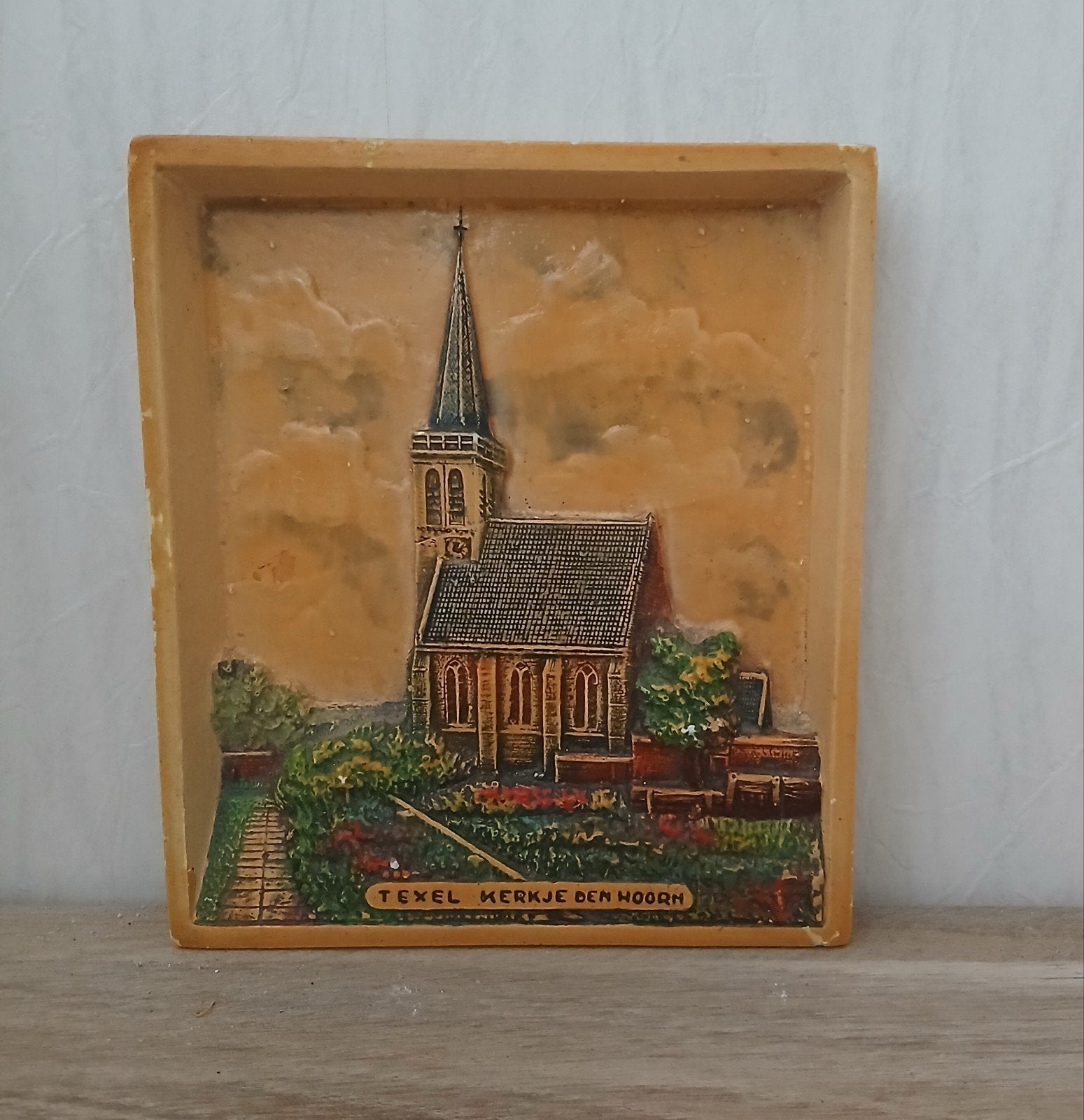 Antieke Wandtegel Met Relief Afbeelding Texel Kerkje Hoorn, Verzenden