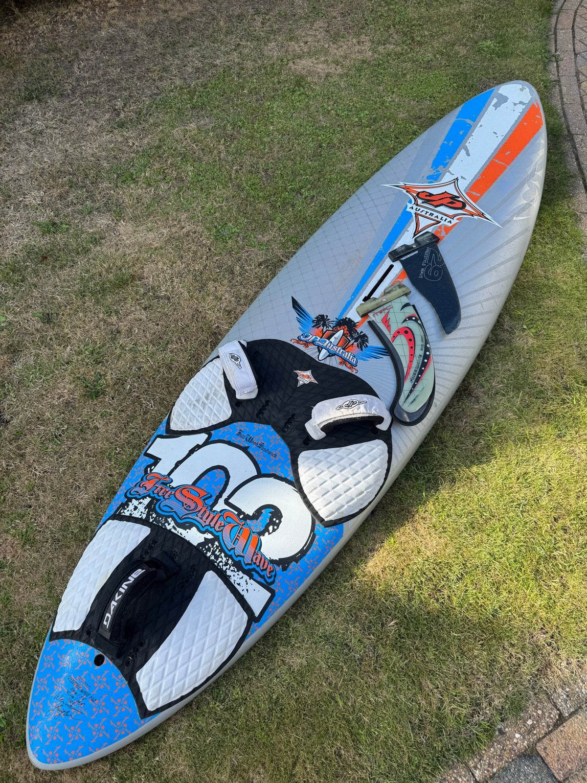 JP Australia Freestyle Wave 102 Windsurfplank + 2 vinnen, Met voetbanden, Gebruikt, Minder dan 250 cm, Ophalen of Verzenden