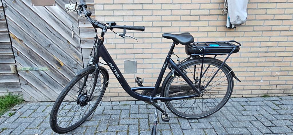 Dames elektrische damesfiets en 24 inch jongensfiets, Overige merken, Minder dan 30 km per accu, Gebruikt, Ophalen of Verzenden