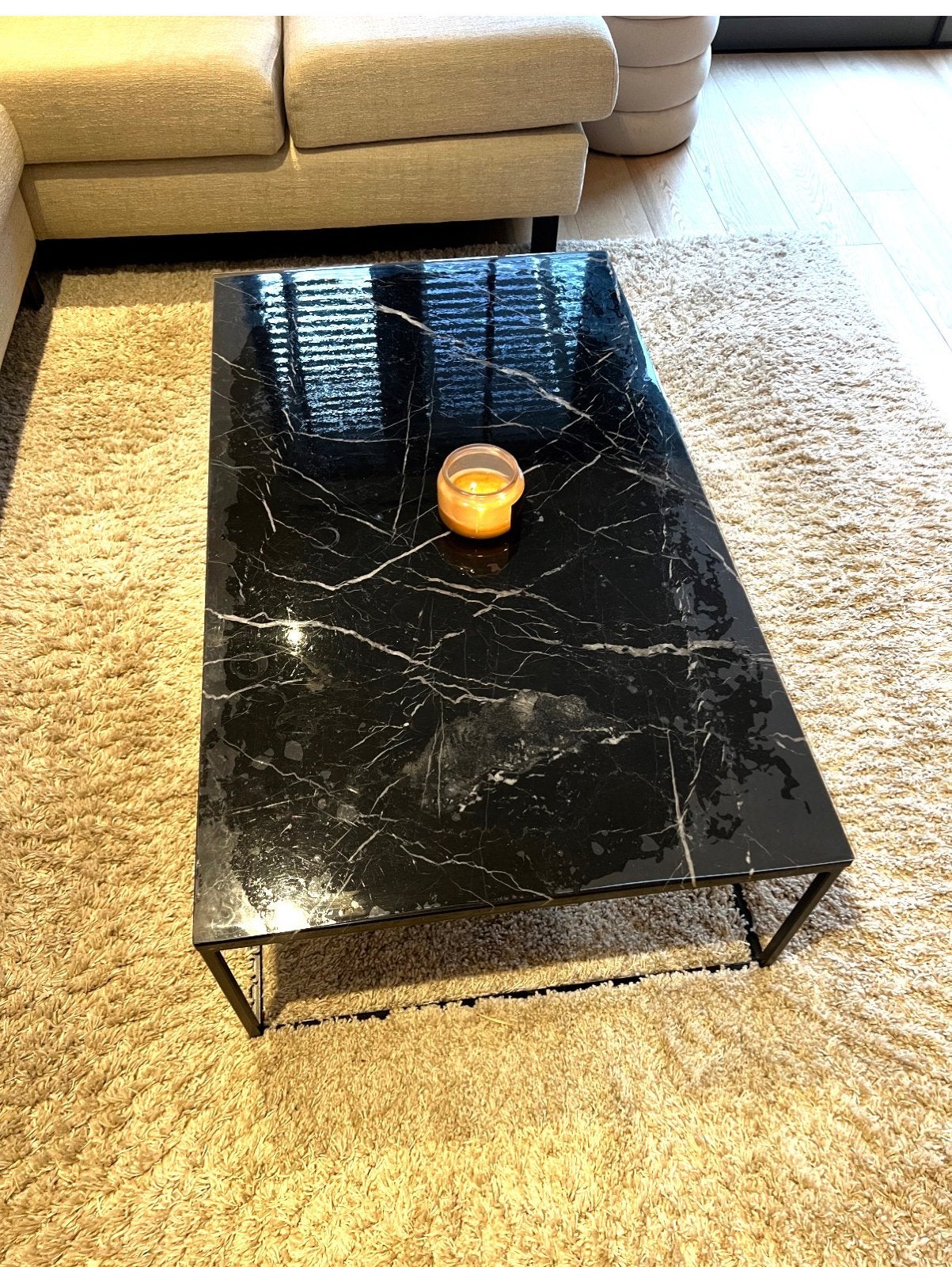 Moderne salontafel met zwart marmerlook blad, Huis en Inrichting, 50 – 75, Gebruikt, 100 tot 150 cm, Metaal
