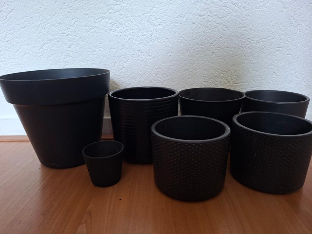 7 zwarte bloempotten, Rond, Ophalen of Verzenden, Aardewerk, Minder dan 40 cm