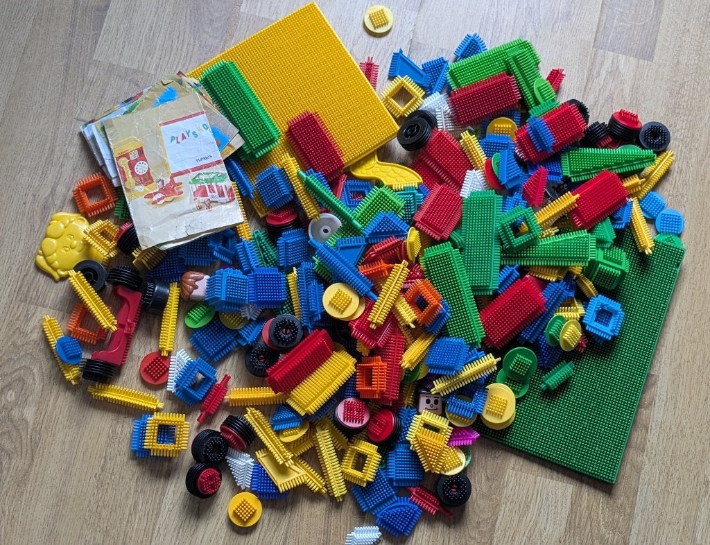 Twee kilo Nopper Bouwstenen in plastic mandje., Kinderen en Baby's, Speelgoed | Bouwstenen, Ophalen of Verzenden, Gebruikt, Nopper