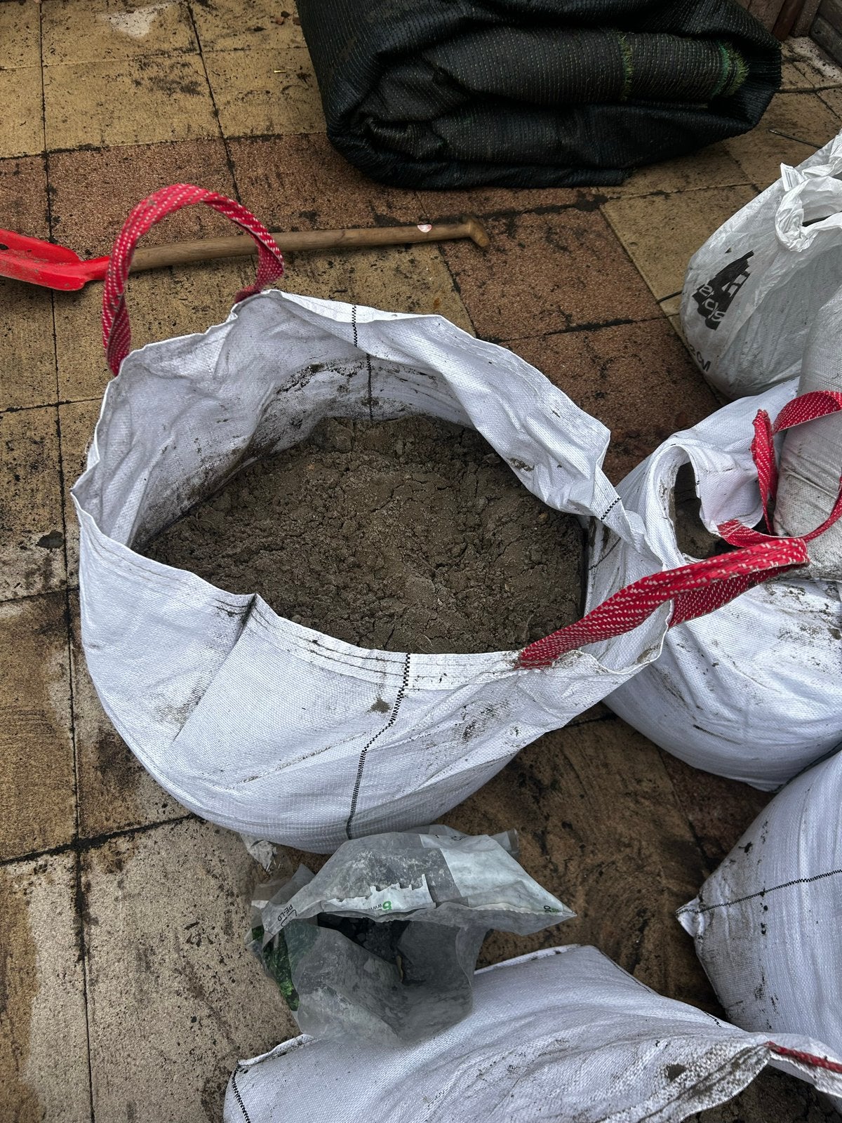 Gratis af te halen: Ophoogzand/Straatzand en Kiezelstenen, Tuin en Terras, Ophalen of Verzenden, Gebruikt, Straatzand