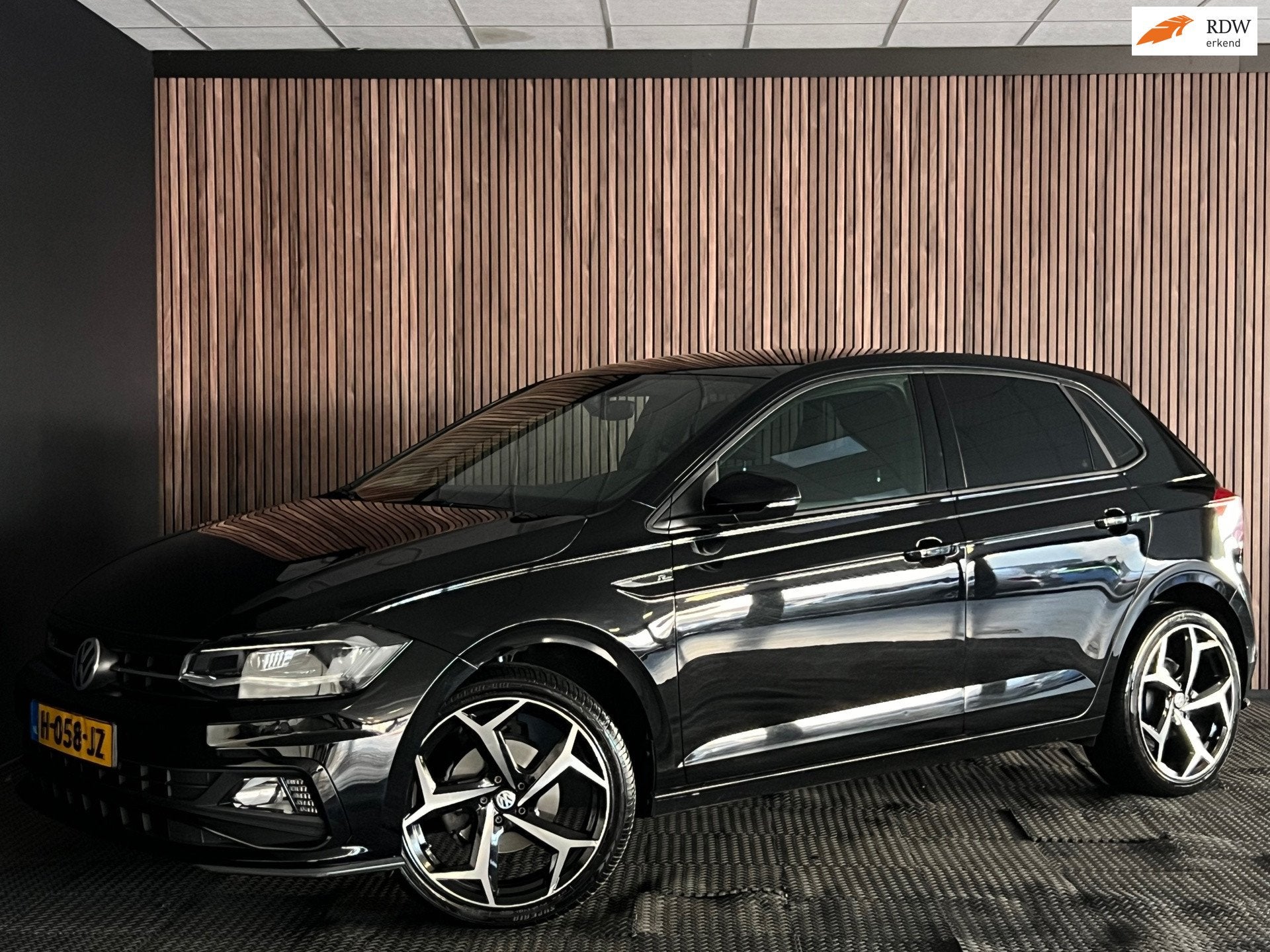 Volkswagen Polo 1.6 TDI Highline AUTOMAAT/R-LINE/VITRUAL COC, Auto's, 1203 kg, Gebruikt, Zwart, 125 €/maand